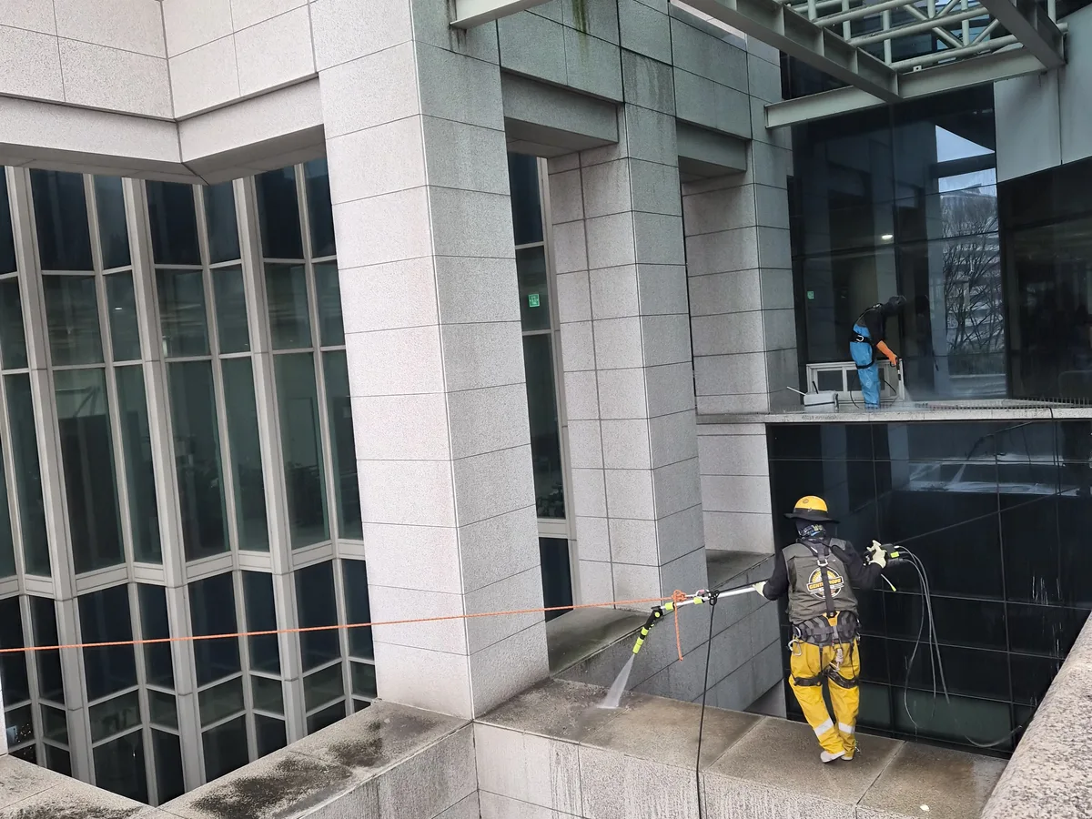 옥천군 동이면 상가건물 옥상 파라펫 장비 주변 정밀 위생청소 사례 - 행진크린