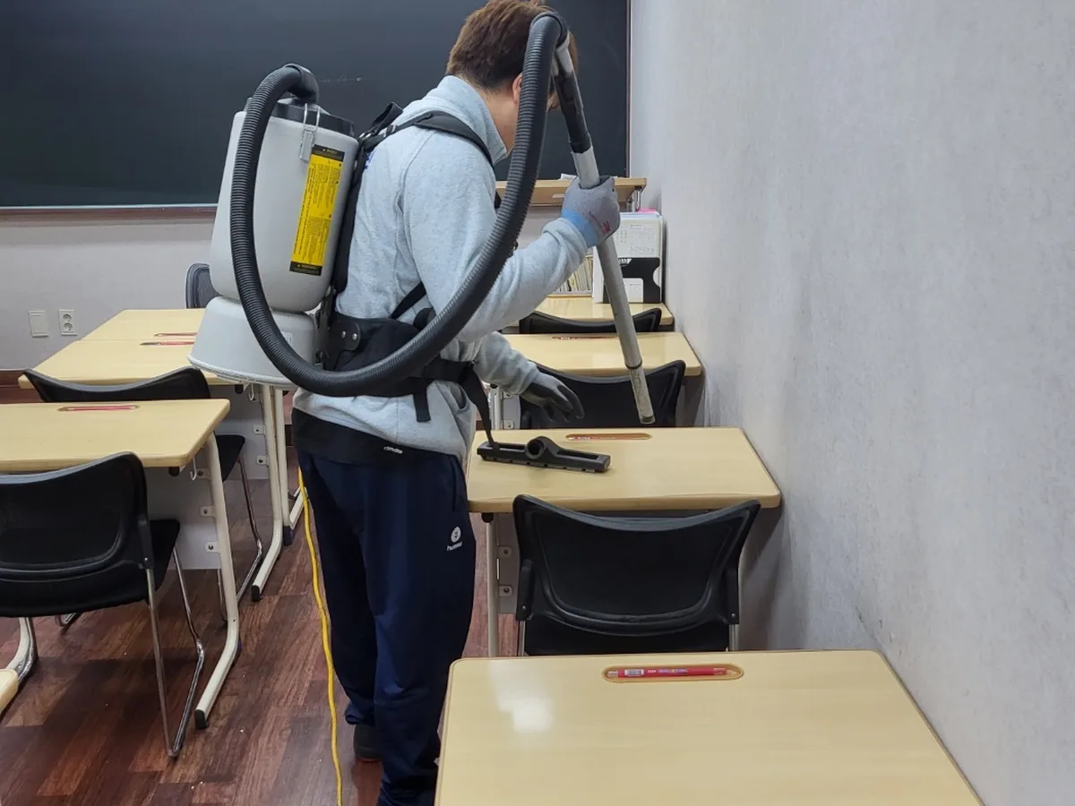 진천군 이월면 학교 현관·중앙홀 바닥 위생청소 사례 - 행진크린