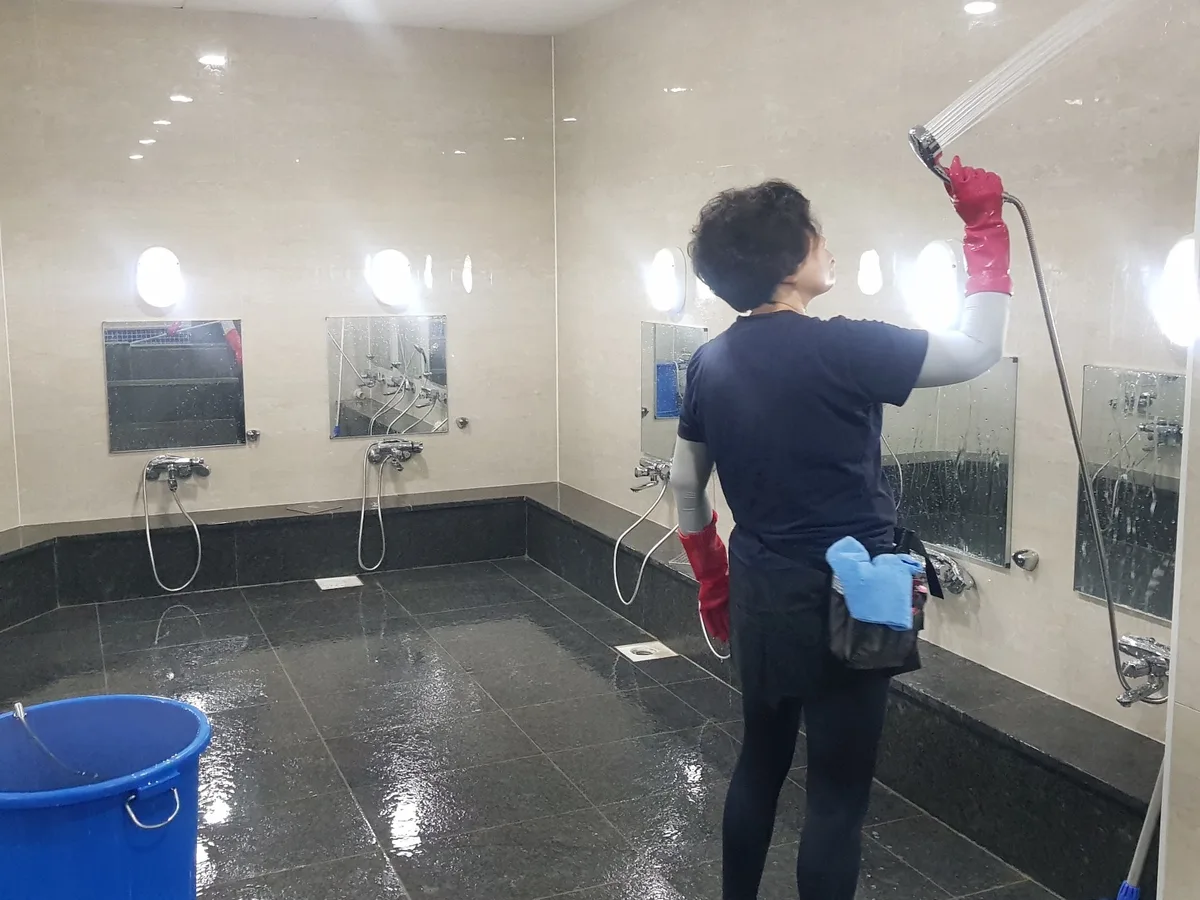 괴산군 소수면 목욕탕 탈의실·파우더룸 바닥 위생청소 사례 - 행진크린